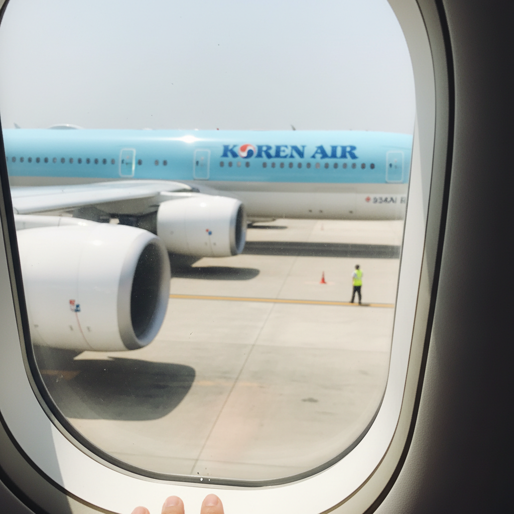 인천공항 출국장에서 찍은 비행기 사진