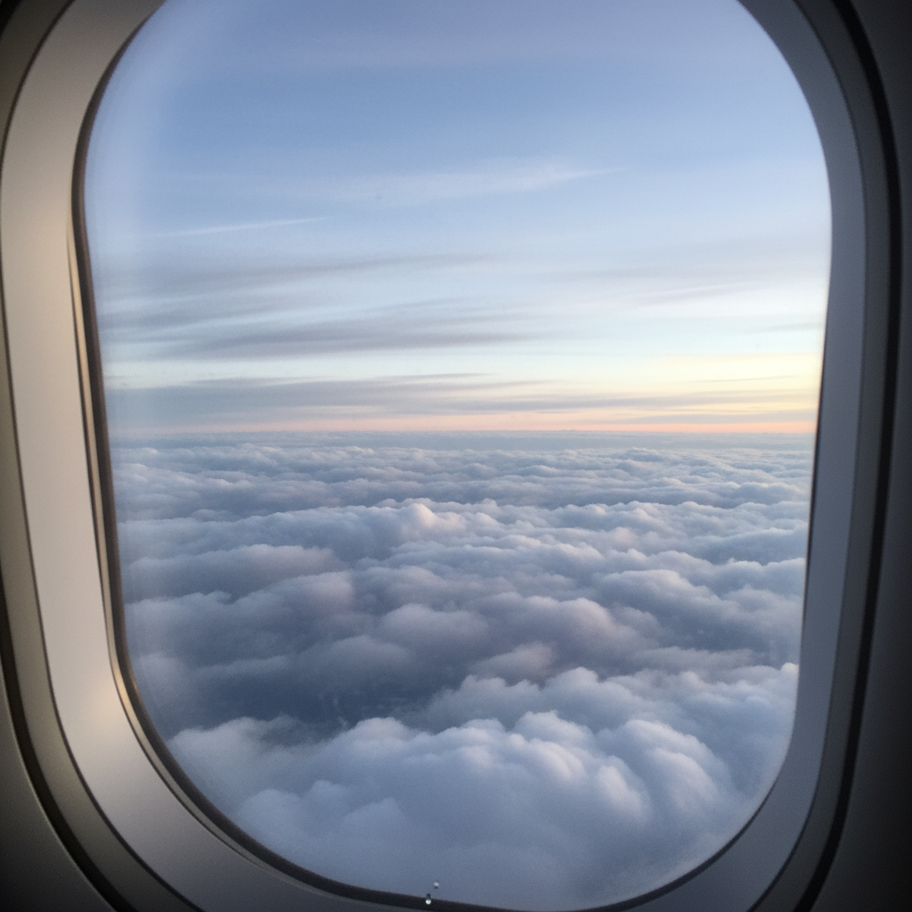비행기 창문으로 보이는 구름과 하늘